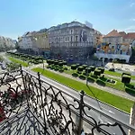 Extra Sok Szobas Apartman Budapest Koezpontjaban