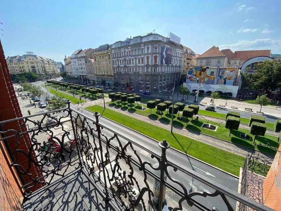 Extra Sok Szobas Apartman Kozpontjaban Apartment