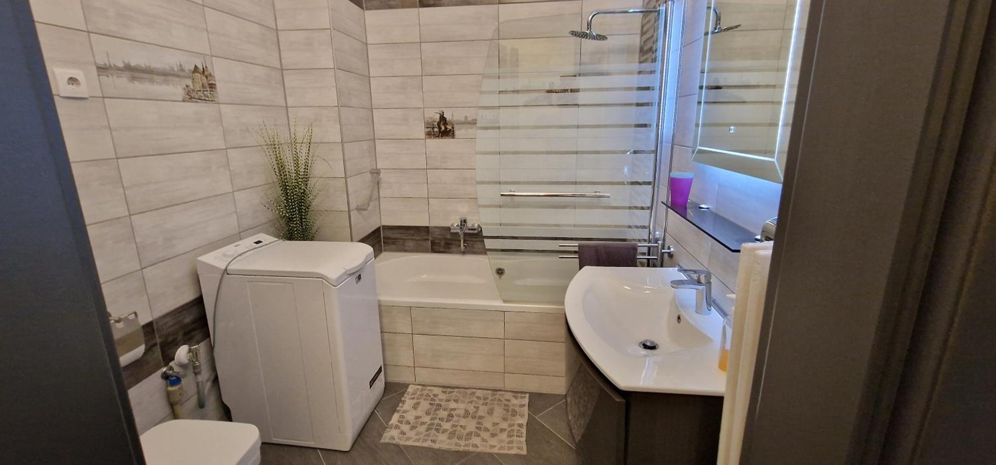 Extra Sok Szobas Apartman Kozpontjaban Apartment *